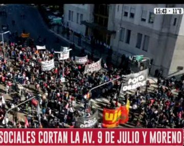Organizaciones sociales cortan la avenida 9 de Julio y Moreno