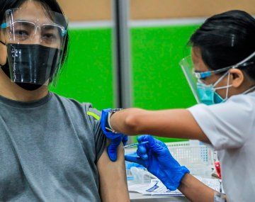 Presidente amenaza con inmunizar dormidos a quienes rechazan las vacunas