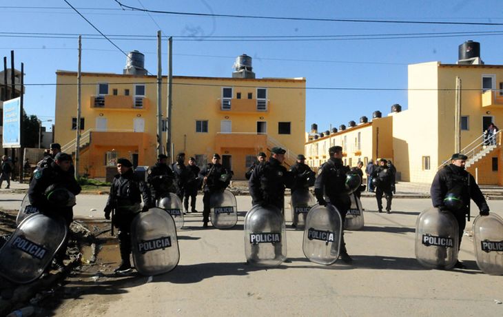 Villa Domínico: desalojo pacífico en un complejo habitacional tomado
