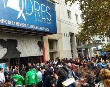 Tensión en la sede de las Madres de Plaza de Mayo por un operativo judicial