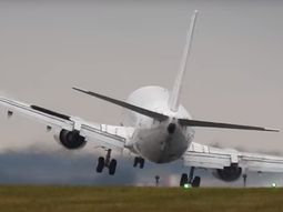 Las maniobras que debió hacer un piloto de Boeing para aterrizar en Praga. Las maniobras que debió hacer un piloto de Boeing para aterrizar en Praga.