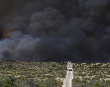 El humo de los incendios en Madryn llegó a la Ciudad y el Conurbano