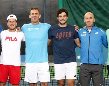 El capitán Daniel Orsanic junto al equipo que intentará dejar a Argentina en Grupo Mundial