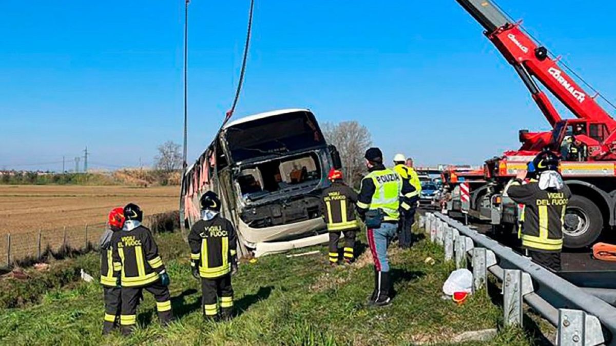 Un autobus che trasportava profughi ucraini si è ribaltato in Italia, uccidendo una donna