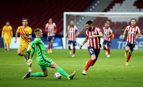 El Atlético de Madrid le ganó al Barcelona y sigue firme en la punta