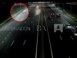 Violento golpeó a su mujer, incendió la casa y escapó cruzando una autopista