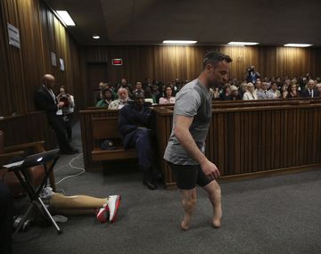 Pistorius se sacó las prótesis en medio del juicio por la muerte de su novia