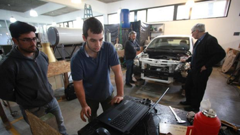 Tomás y su equipo trabajando en la UNLP con el VW Gol modificado (Foto: gentileza diario El Día) Tomás y su equipo trabajando en la UNLP con el VW Gol modificado (Foto: gentileza diario El Día)