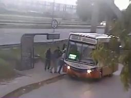 Insólito: desarman a golpes a los ladrones y trasladan a uno en colectivo a la comisaría