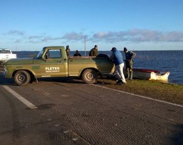 Quiso evadir un control y terminó hundido con sus hijas en una laguna
