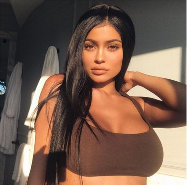 Kylie Jenner lució una microbikini neón estilo taparrabos que es furor