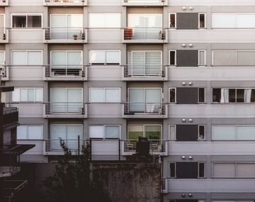 El balconing es la prueba temeraria de saltar de un balcón a otro, y suele terminar muy mal