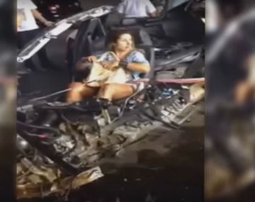 Mujer en estado de shock se pone maquillaje después del choque en el que murió su novio