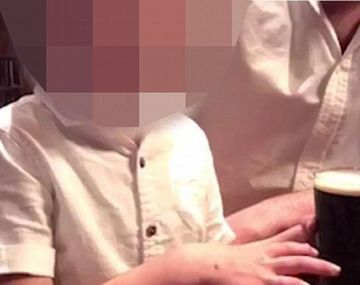 Viralizan un video donde dos adultos alientan a un menor a hacer fondo blanco con cerveza