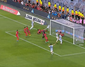 VIDEO: Así fue el gol de Almada tras un impresionante tiro libre de Messi