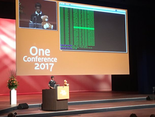 Un nene hackeó en vivo a su osito de peluche