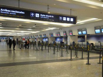 Paro de controladores aéreos: cientos de vuelos reprogramados