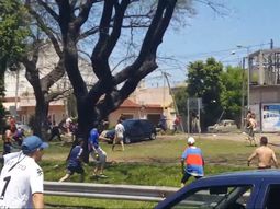 Barras de Tigre atacaron a golpes y piedras a integrantes de un club de autos en la avenida General Paz. Barras de Tigre atacaron a golpes y piedras a integrantes de un club de autos en la avenida General Paz.