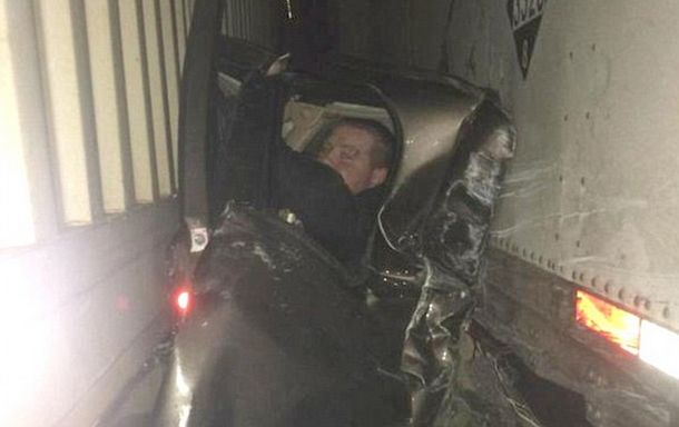 Milagro: quedó aplastado entre dos camiones y no le pasó prácticamente nada