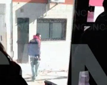 VIDEO: Un hombre le propina una brutal golpiza a su mujer en plena calle