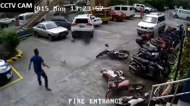VIDEO: Se ofreció a estacionarle el auto y se lo terminó destruyendo