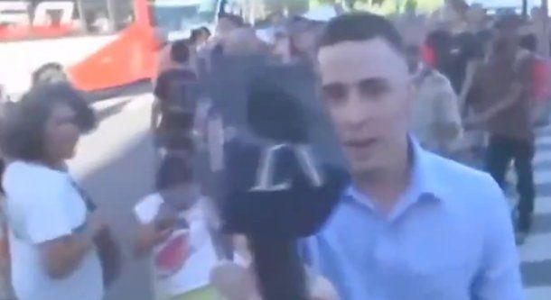 Tensión entre manifestantes y el móvil de LN+ en el Congreso: Ustedes militaron toda esta mierda