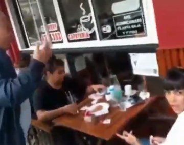 Un intendente echó de un bar a dos mecheras: ¡Afuera del pueblo