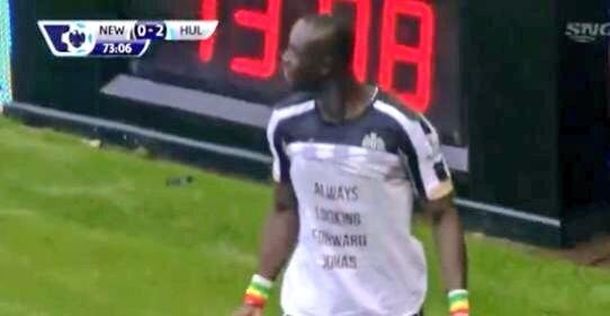Emotivo homenaje a Jonás Gutiérrez en el empate del Newcastle en la Premier