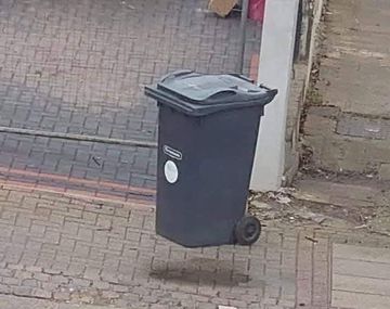 Reino Unido: un tacho de basura flotante sorprendi&oacute; a los m&aacute;s desprevenidos