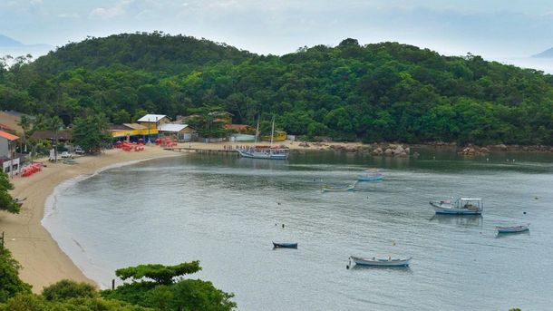 Baía dos Golfinhos se ubica dentro del municipio de Tibau do Sul. Baía dos Golfinhos se ubica dentro del municipio de Tibau do Sul.