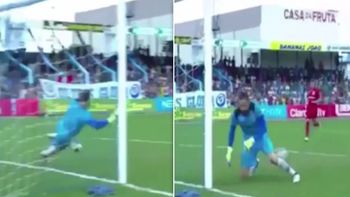 el arquero con mas suerte del mundo: sin querer, atajo un penal de taco el arquero con mas suerte del mundo: sin querer, atajo un penal de taco