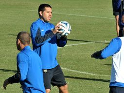 alarma para bianchi: riquelme dejo la practica por una molestia en el pie alarma para bianchi: riquelme dejo la practica por una molestia en el pie