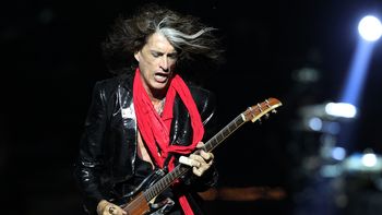 video: mira como se desplomo en el escenario el guitarrista de aerosmith video: mira como se desplomo en el escenario el guitarrista de aerosmith