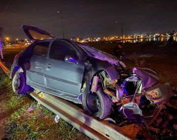 Chocó contra un poste, un niño murió y se tiró debajo de un colectivo.