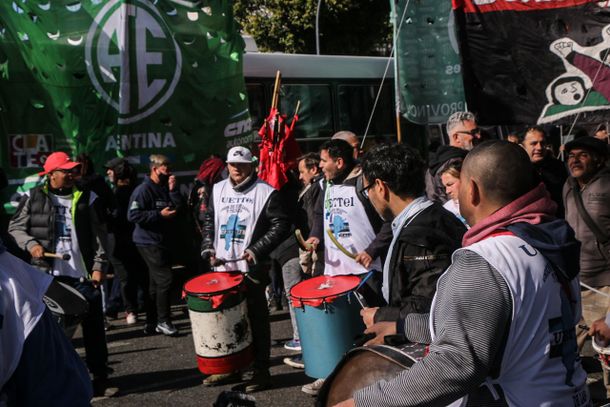 No acepta debate: el Gobierno modificará el Salario Mínimo Vital y Móvil por decreto