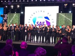 Todo el staff periodístico de las nuevas señales posa durante la presentación Todo el staff periodístico de las nuevas señales posa durante la presentación