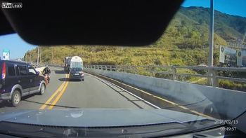 video: terrible choque de frente entre una camioneta y una moto video: terrible choque de frente entre una camioneta y una moto