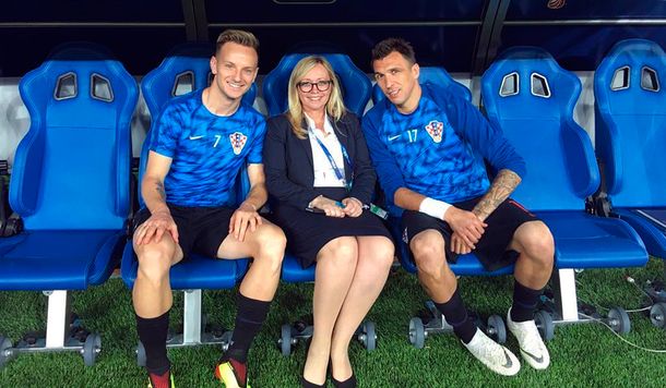 Iva Olivari junto a dos jugadores de la Selección