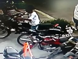 estaciono su moto y se fue a jugar al futbol: en menos de un minuto se la robaron estaciono su moto y se fue a jugar al futbol: en menos de un minuto se la robaron