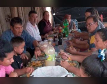 Loan Danilo Peña come junto a su padre en el almuerzo familiar que se llevó a cabo en la casa de su abuela horas antes de su desaparición