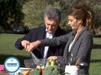 No, mirá...: Macri quiso batir unos huevos en Cocineros Argentinos y Juliana lo retó