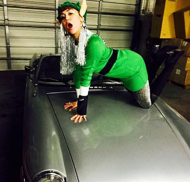 Hackearon a Miley Cyrus: mirá las fotos navideñas que filtraron