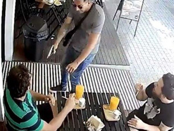 Bernal: le robaron a punta de pistola mientras tomaba un café