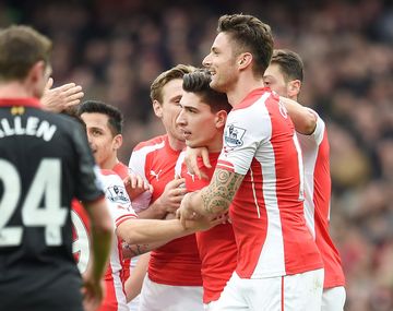 Arsenal goleó al Liverpool y es escolta del Chelsea en la Premier League