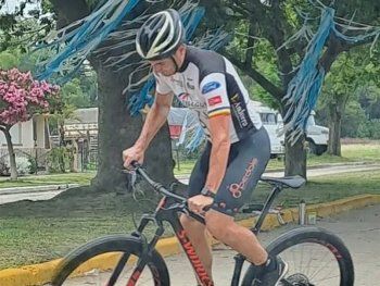 Scaloni revolucionó Pujato: hizo ciclismo y saludó a los vecinos