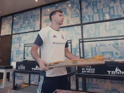 El Dibu Martínez, protagonista del cuarto asado de la Selección Argentina en Kansas. El Dibu Martínez, protagonista del cuarto asado de la Selección Argentina en Kansas.