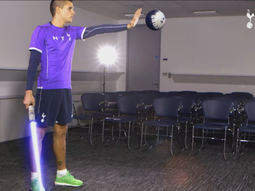Lamela se sumó a la fiebre de Star Wars: hizo jueguitos con una espada láser