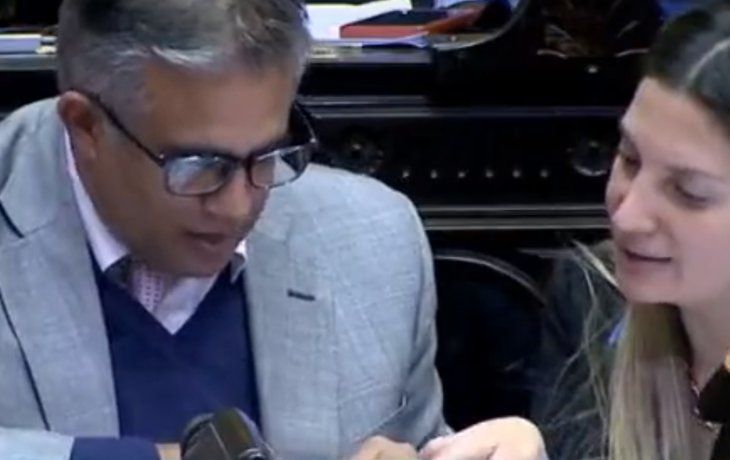 VIDEO: El papelón de un diputado macrista que no supo leer su discurso en el Congreso