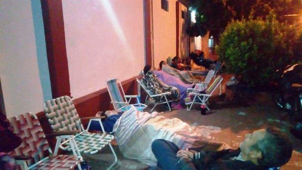 Acampan en un colegio de Posadas para asegurar un banco para sus hijos