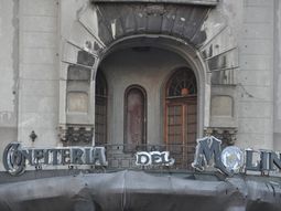 Está ubicado en la esquina de Rivadavia y Callao